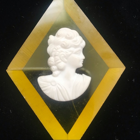 Vintage Lucite Cameo - Picture 5 of 7